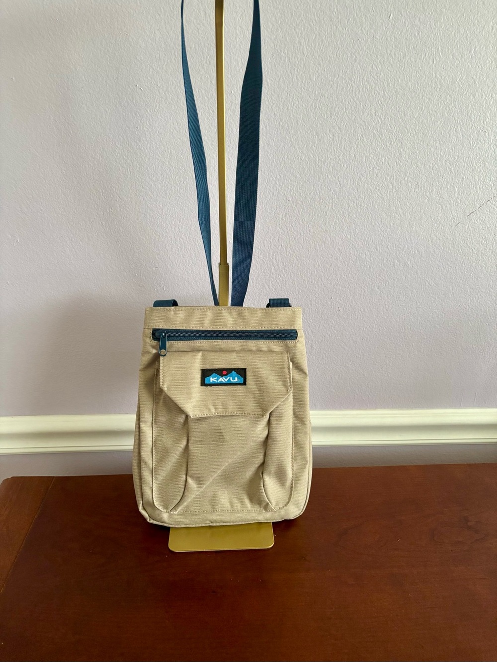 KAVU Crossbody Messenger Bag Beige Canvas Travel Utility Organizer Adjustable - Picture 2 of 12